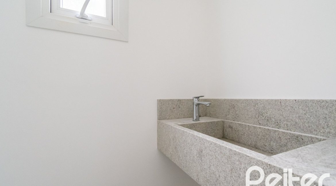 Casa à venda com 284m², 3 dormitórios, 1 suíte, 4 vagas, no bairro Tristeza em Porto Alegre