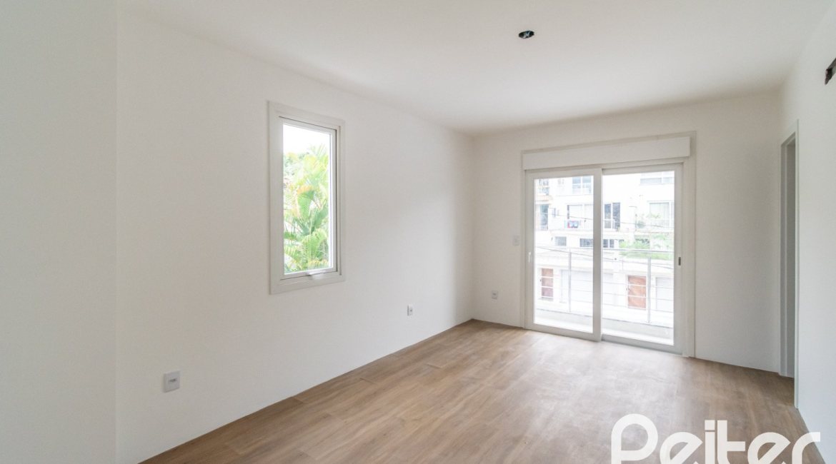 Casa à venda com 284m², 3 dormitórios, 1 suíte, 4 vagas, no bairro Tristeza em Porto Alegre