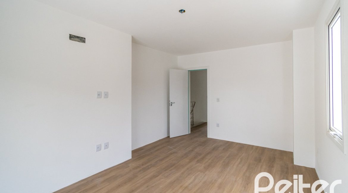 Casa à venda com 284m², 3 dormitórios, 1 suíte, 4 vagas, no bairro Tristeza em Porto Alegre