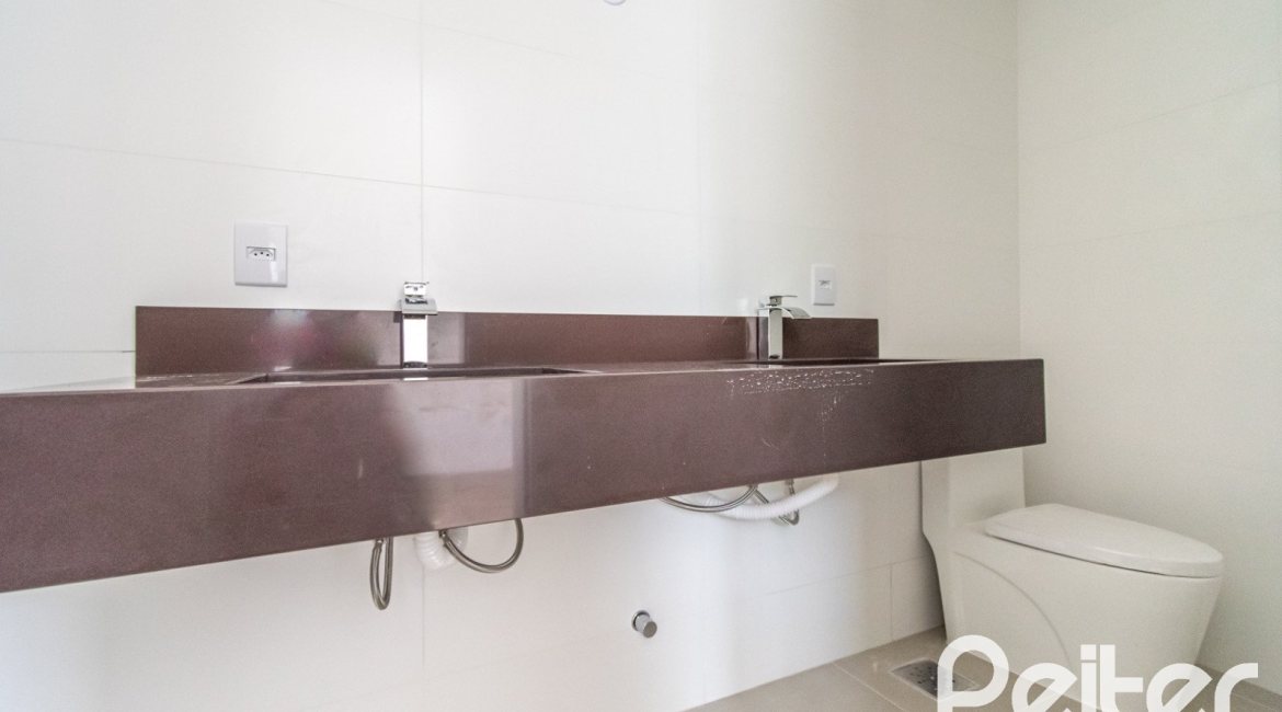 Casa à venda com 284m², 3 dormitórios, 1 suíte, 4 vagas, no bairro Tristeza em Porto Alegre