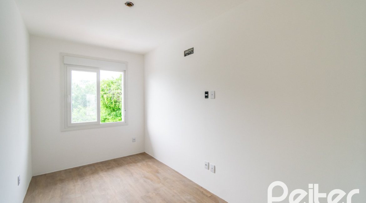 Casa à venda com 284m², 3 dormitórios, 1 suíte, 4 vagas, no bairro Tristeza em Porto Alegre