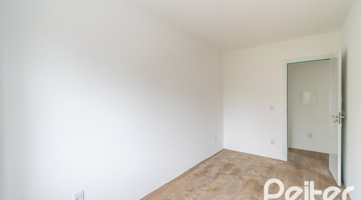 Casa à venda com 284m², 3 dormitórios, 1 suíte, 4 vagas, no bairro Tristeza em Porto Alegre