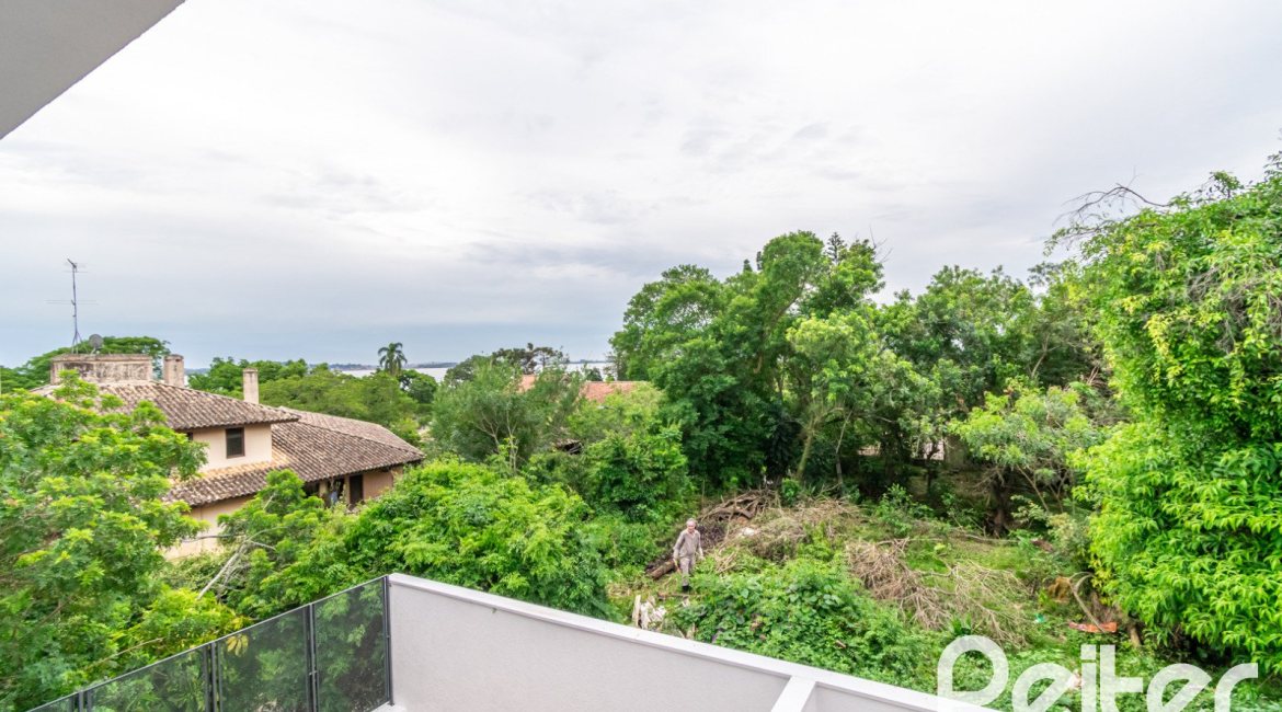 Casa à venda com 284m², 3 dormitórios, 1 suíte, 4 vagas, no bairro Tristeza em Porto Alegre