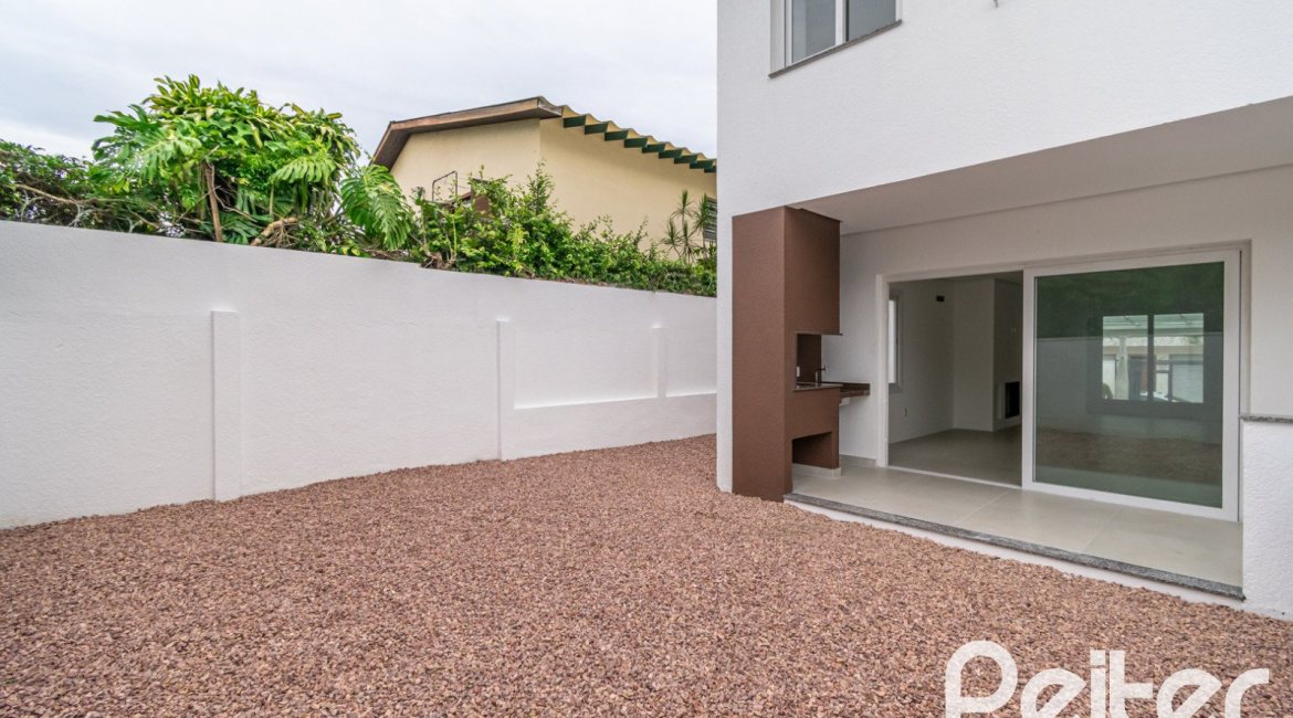 Casa à venda com 284m², 3 dormitórios, 1 suíte, 4 vagas, no bairro Tristeza em Porto Alegre