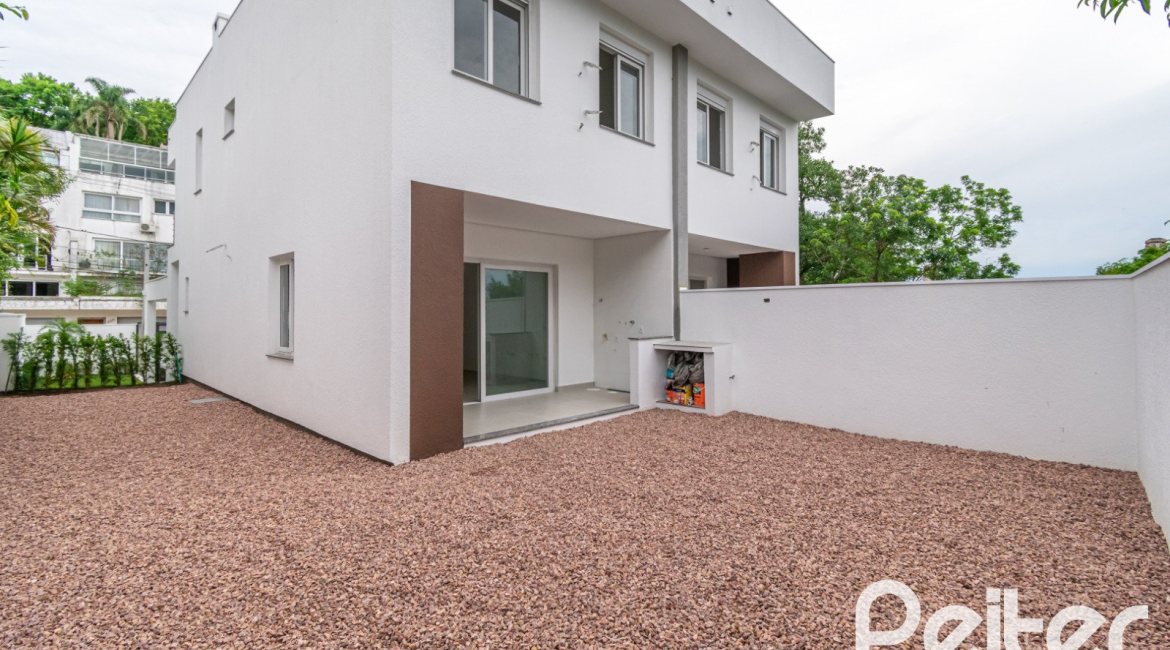 Casa à venda com 284m², 3 dormitórios, 1 suíte, 4 vagas, no bairro Tristeza em Porto Alegre