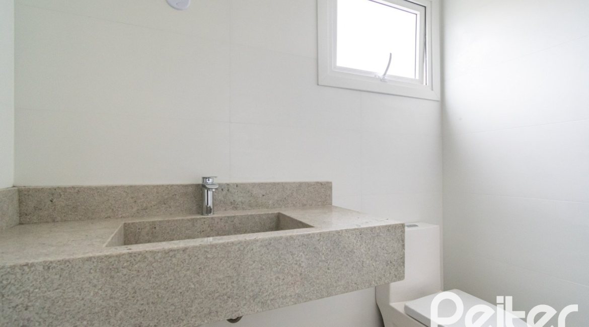 Casa à venda com 284m², 3 dormitórios, 1 suíte, 4 vagas, no bairro Tristeza em Porto Alegre