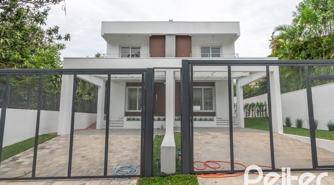 Casa à venda com 284m², 3 dormitórios, 1 suíte, 4 vagas, no bairro Tristeza em Porto Alegre