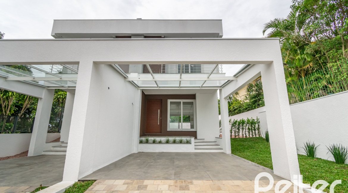 Casa à venda com 284m², 3 dormitórios, 1 suíte, 4 vagas, no bairro Tristeza em Porto Alegre