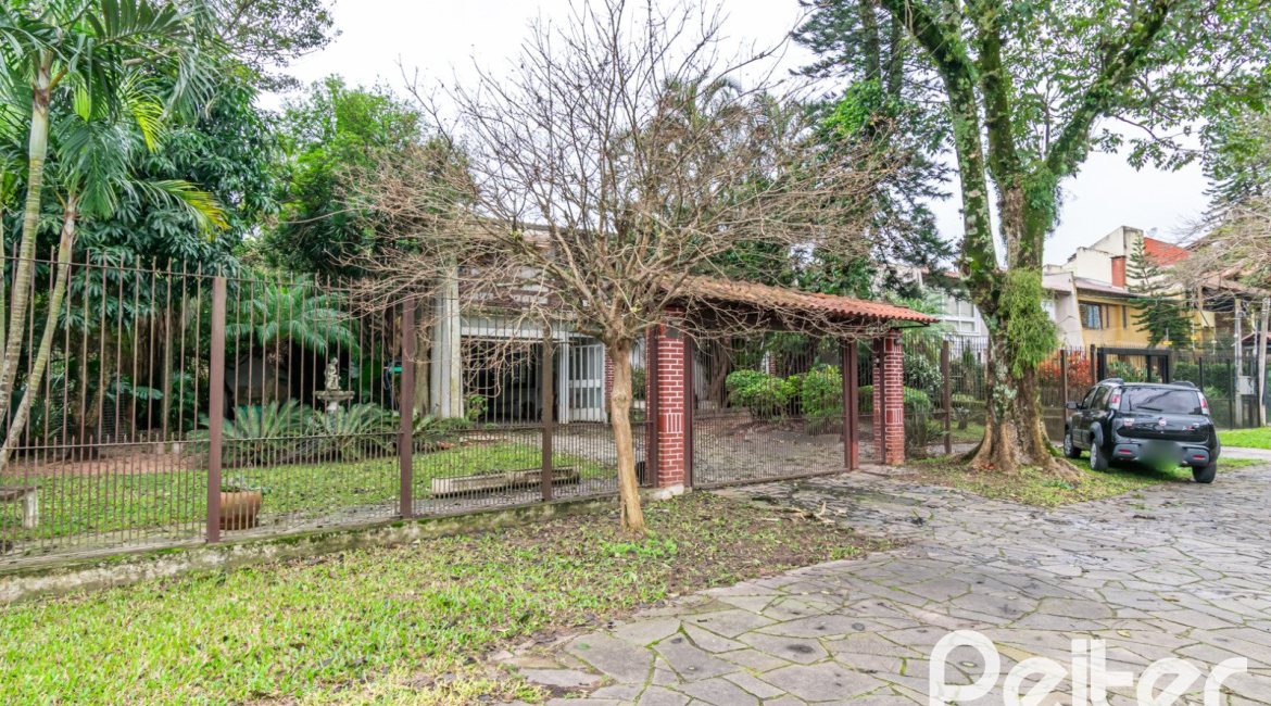 Casa à venda com 340m², 4 dormitórios, 1 suíte, 6 vagas, no bairro Cristal em Porto Alegre