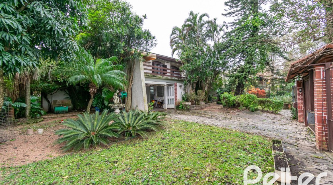 Casa à venda com 340m², 4 dormitórios, 1 suíte, 6 vagas, no bairro Cristal em Porto Alegre