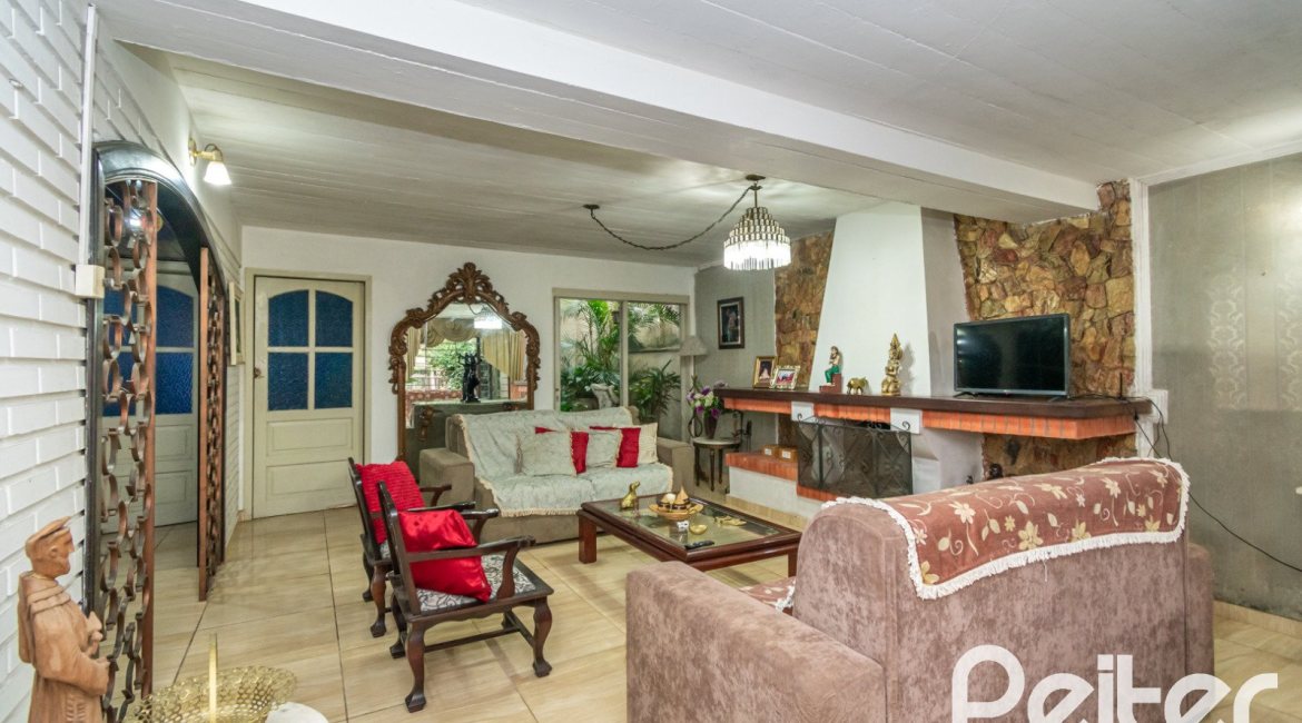 Casa à venda com 340m², 4 dormitórios, 1 suíte, 6 vagas, no bairro Cristal em Porto Alegre