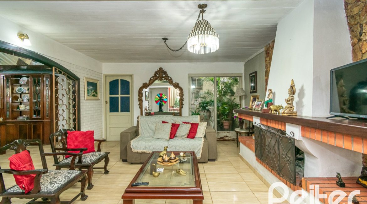 Casa à venda com 340m², 4 dormitórios, 1 suíte, 6 vagas, no bairro Cristal em Porto Alegre