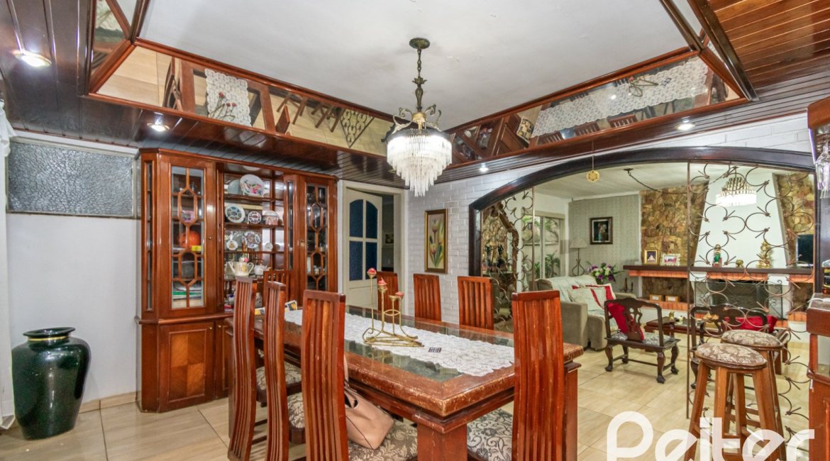 Casa à venda com 340m², 4 dormitórios, 1 suíte, 6 vagas, no bairro Cristal em Porto Alegre