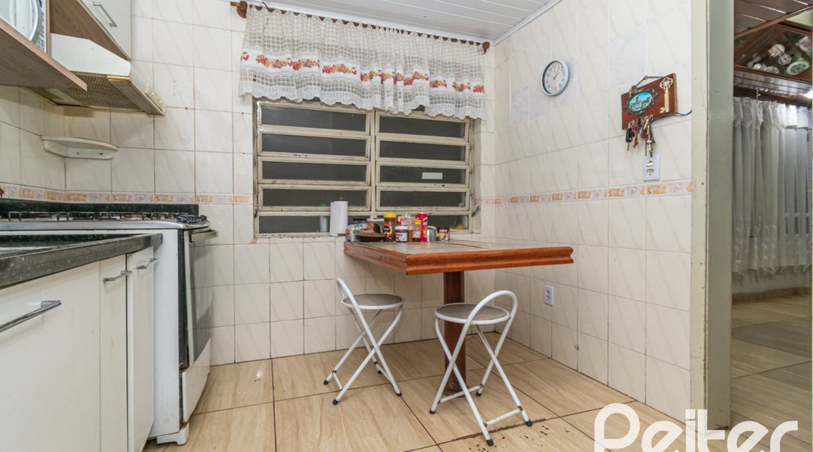 Casa à venda com 340m², 4 dormitórios, 1 suíte, 6 vagas, no bairro Cristal em Porto Alegre