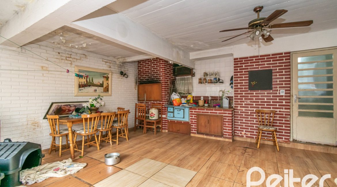 Casa à venda com 340m², 4 dormitórios, 1 suíte, 6 vagas, no bairro Cristal em Porto Alegre