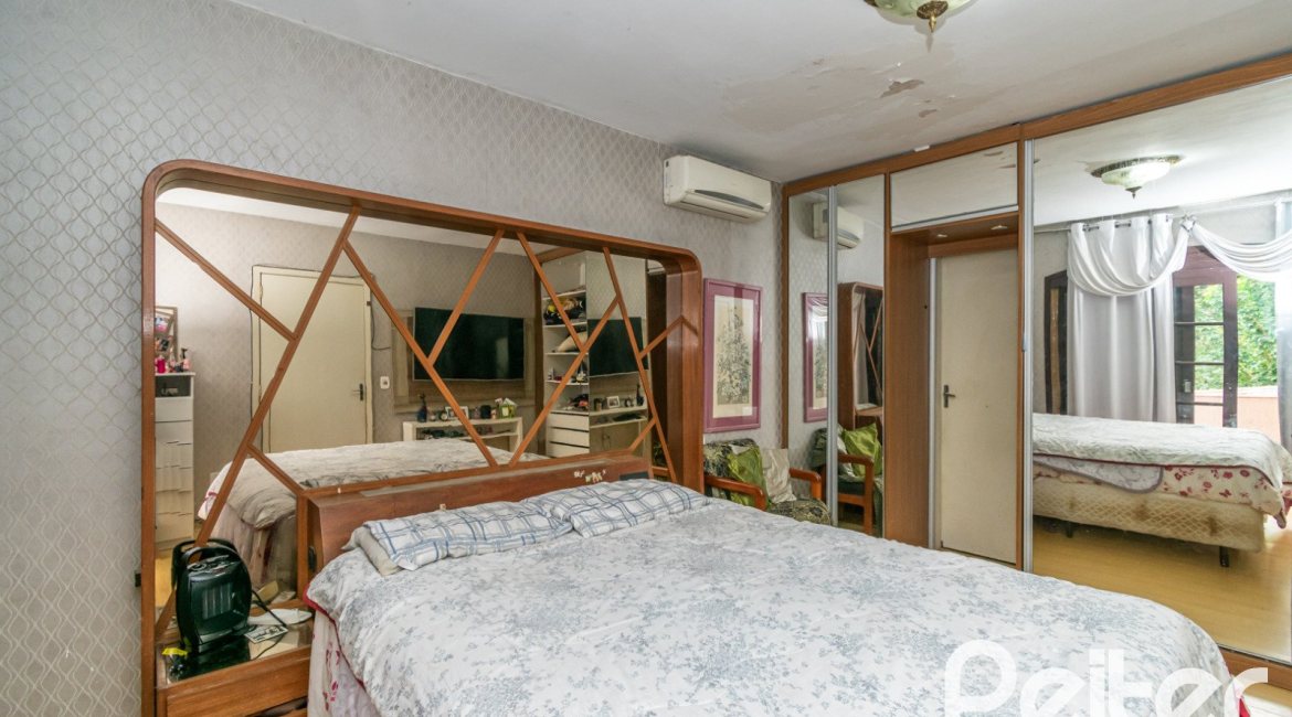 Casa à venda com 340m², 4 dormitórios, 1 suíte, 6 vagas, no bairro Cristal em Porto Alegre