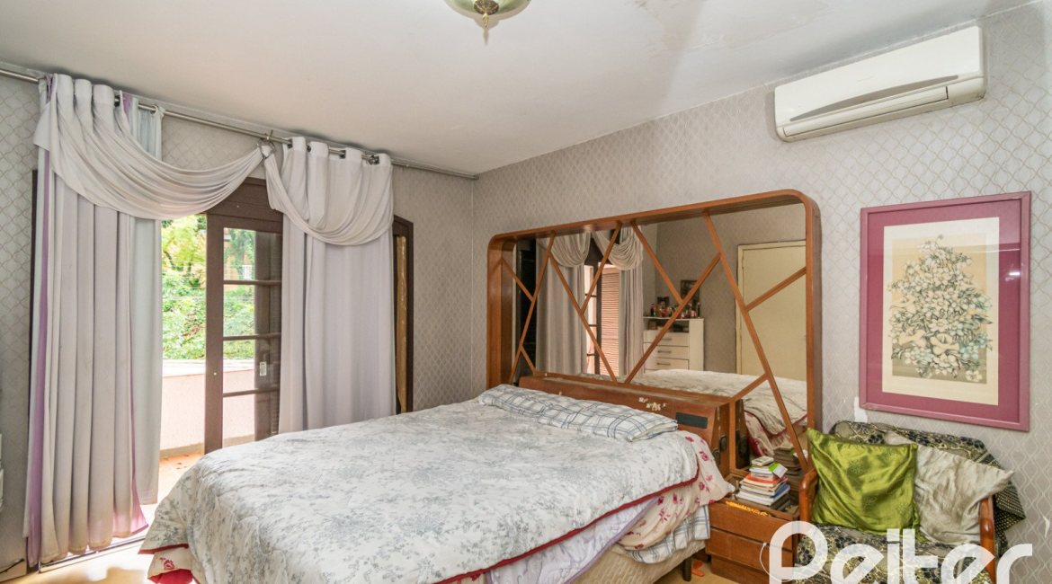 Casa à venda com 340m², 4 dormitórios, 1 suíte, 6 vagas, no bairro Cristal em Porto Alegre