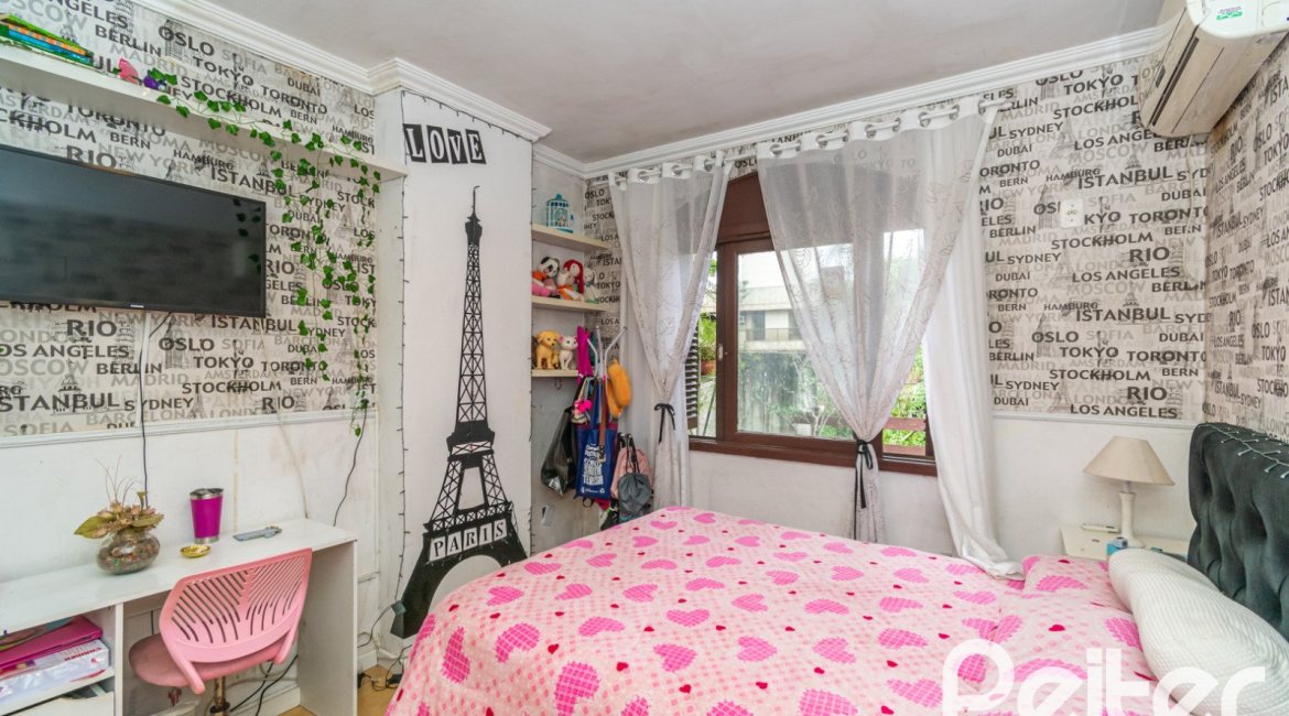 Casa à venda com 340m², 4 dormitórios, 1 suíte, 6 vagas, no bairro Cristal em Porto Alegre