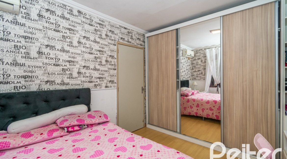 Casa à venda com 340m², 4 dormitórios, 1 suíte, 6 vagas, no bairro Cristal em Porto Alegre