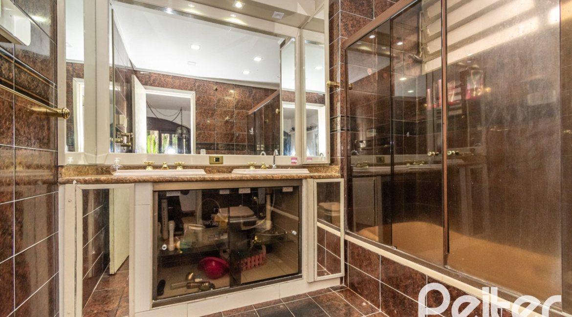 Casa à venda com 340m², 4 dormitórios, 1 suíte, 6 vagas, no bairro Cristal em Porto Alegre