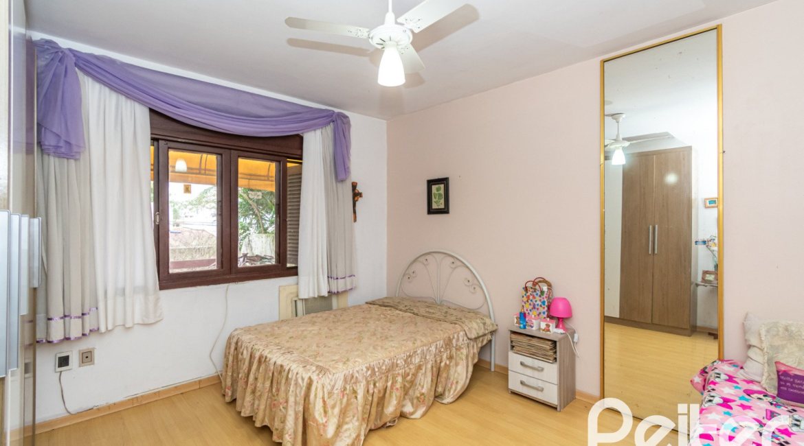 Casa à venda com 340m², 4 dormitórios, 1 suíte, 6 vagas, no bairro Cristal em Porto Alegre