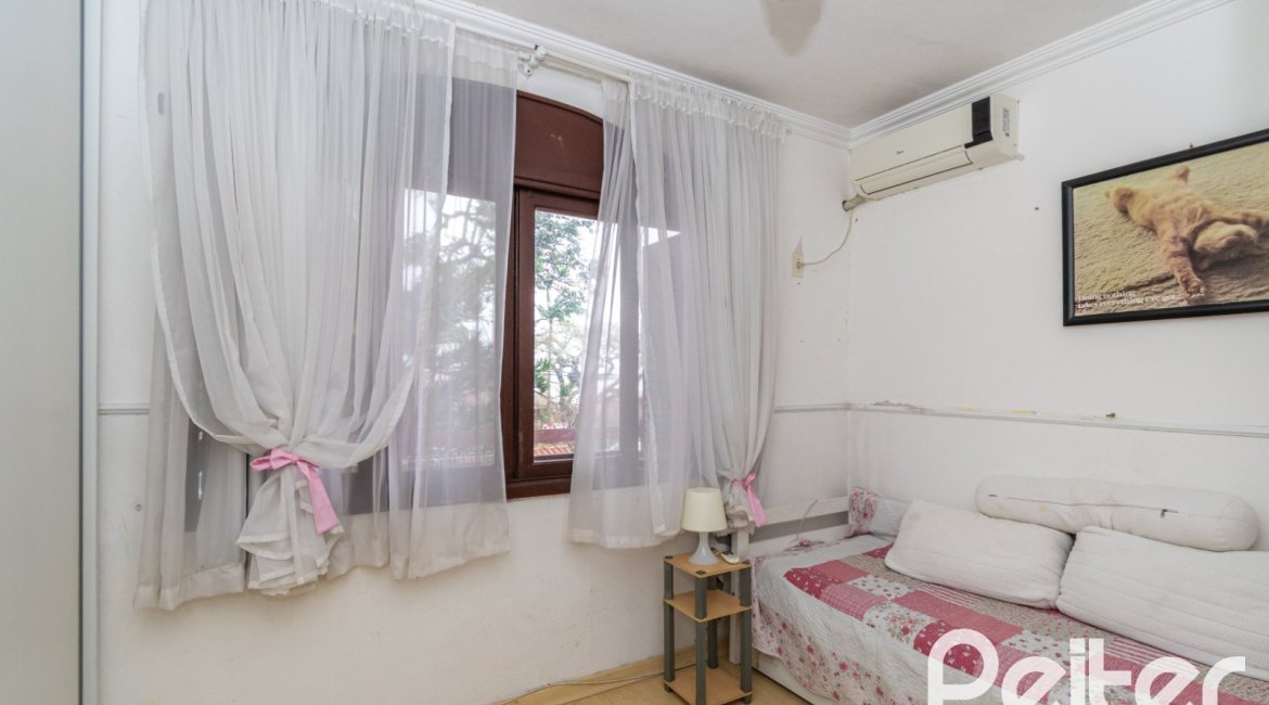 Casa à venda com 340m², 4 dormitórios, 1 suíte, 6 vagas, no bairro Cristal em Porto Alegre