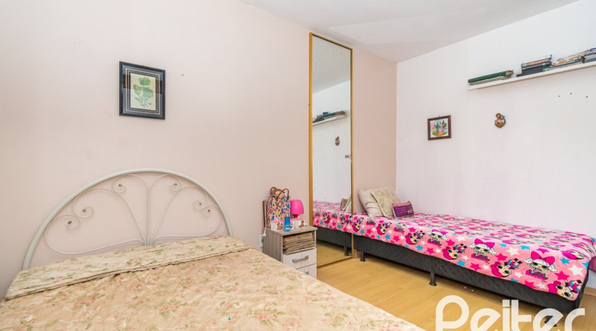 Casa à venda com 340m², 4 dormitórios, 1 suíte, 6 vagas, no bairro Cristal em Porto Alegre