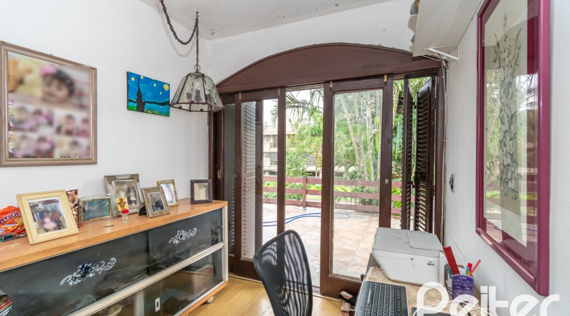 Casa à venda com 340m², 4 dormitórios, 1 suíte, 6 vagas, no bairro Cristal em Porto Alegre