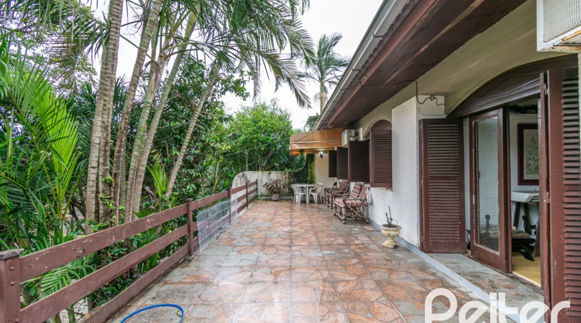 Casa à venda com 340m², 4 dormitórios, 1 suíte, 6 vagas, no bairro Cristal em Porto Alegre