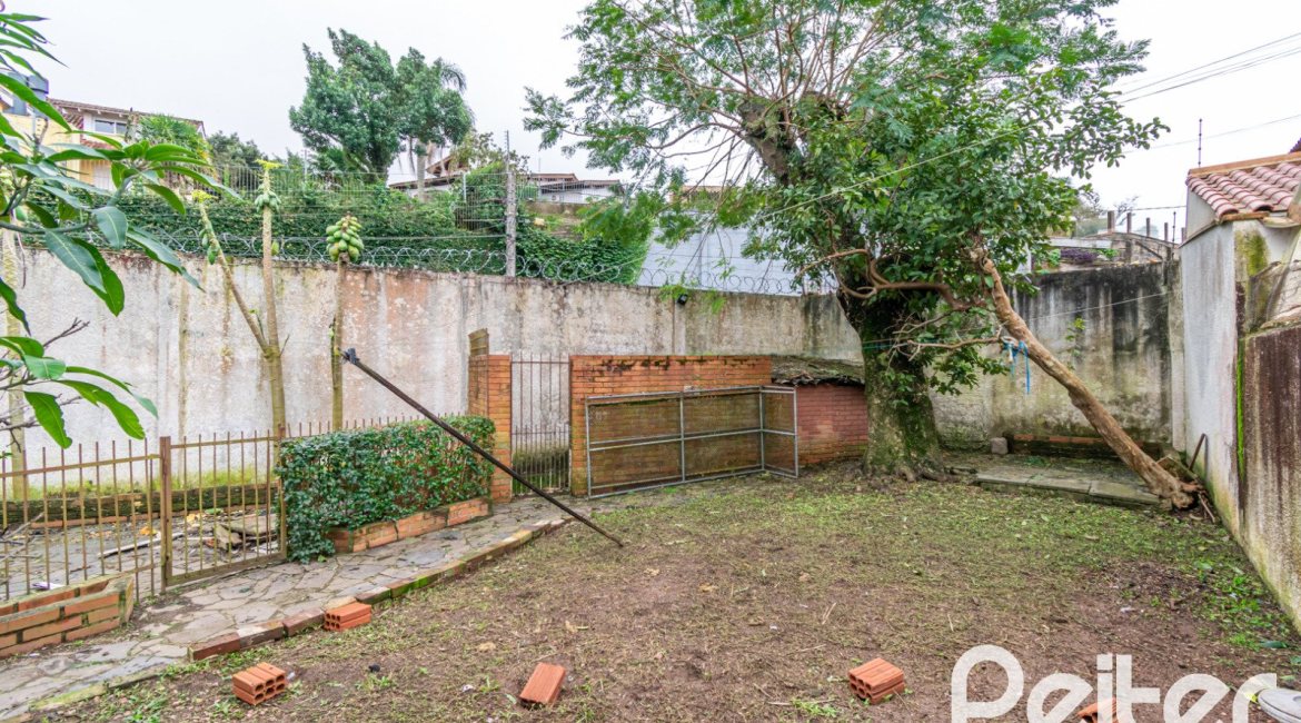 Casa à venda com 340m², 4 dormitórios, 1 suíte, 6 vagas, no bairro Cristal em Porto Alegre