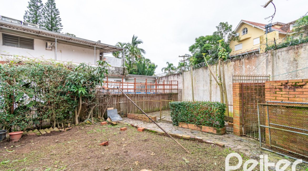 Casa à venda com 340m², 4 dormitórios, 1 suíte, 6 vagas, no bairro Cristal em Porto Alegre