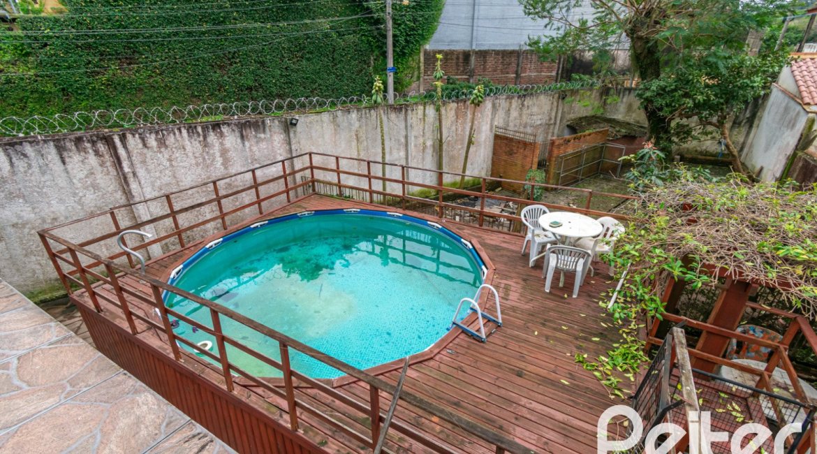 Casa à venda com 340m², 4 dormitórios, 1 suíte, 6 vagas, no bairro Cristal em Porto Alegre