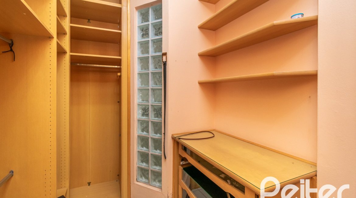 Casa à venda com 374m², 4 dormitórios, 2 suítes, 4 vagas, no bairro Vila Assunção em Porto Alegre