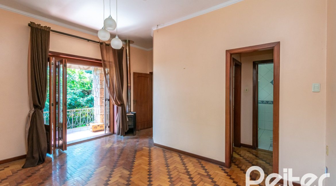 Casa à venda com 374m², 4 dormitórios, 2 suítes, 4 vagas, no bairro Vila Assunção em Porto Alegre