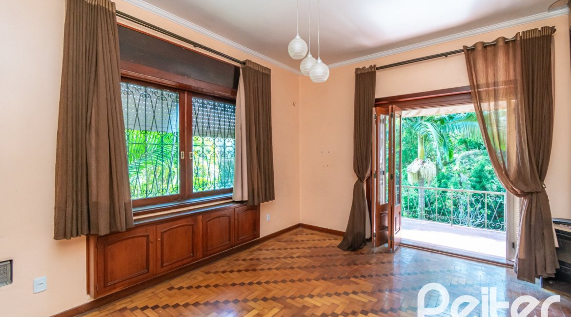 Casa à venda com 374m², 4 dormitórios, 2 suítes, 4 vagas, no bairro Vila Assunção em Porto Alegre