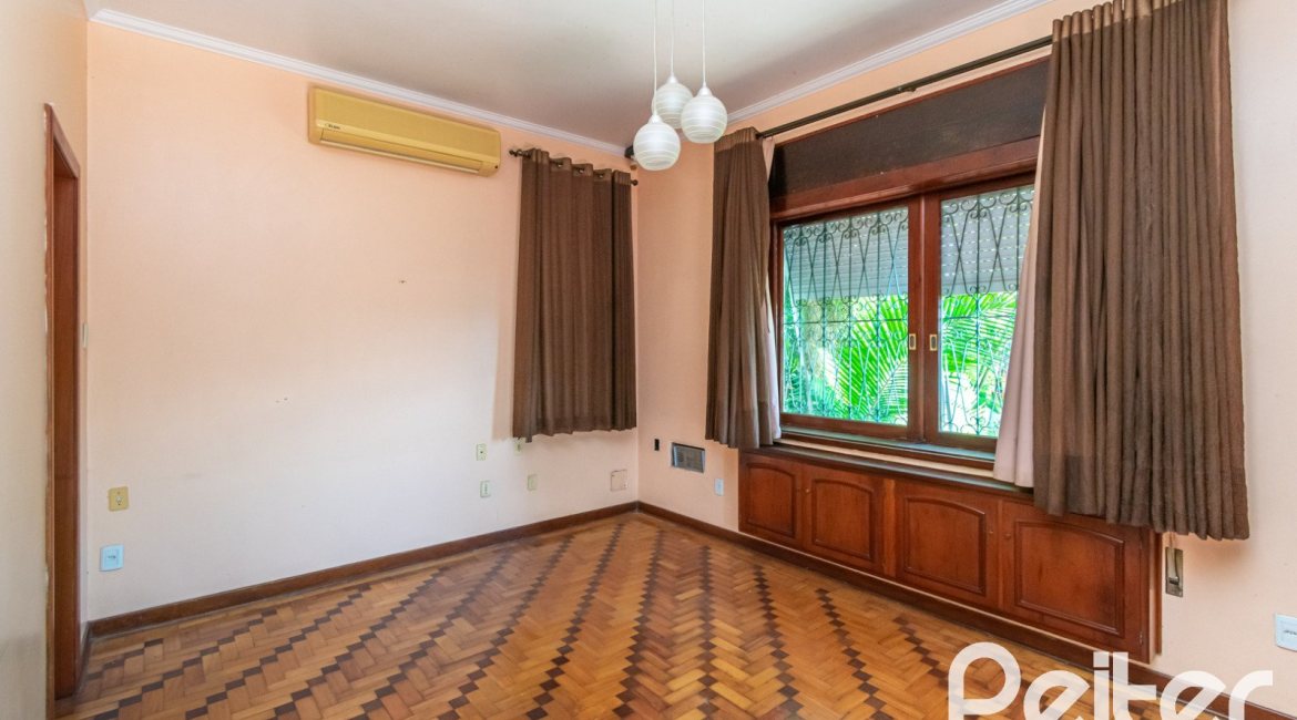 Casa à venda com 374m², 4 dormitórios, 2 suítes, 4 vagas, no bairro Vila Assunção em Porto Alegre