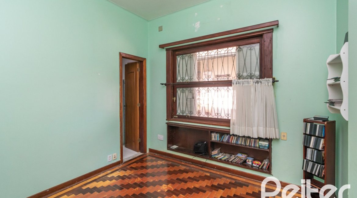 Casa à venda com 374m², 4 dormitórios, 2 suítes, 4 vagas, no bairro Vila Assunção em Porto Alegre