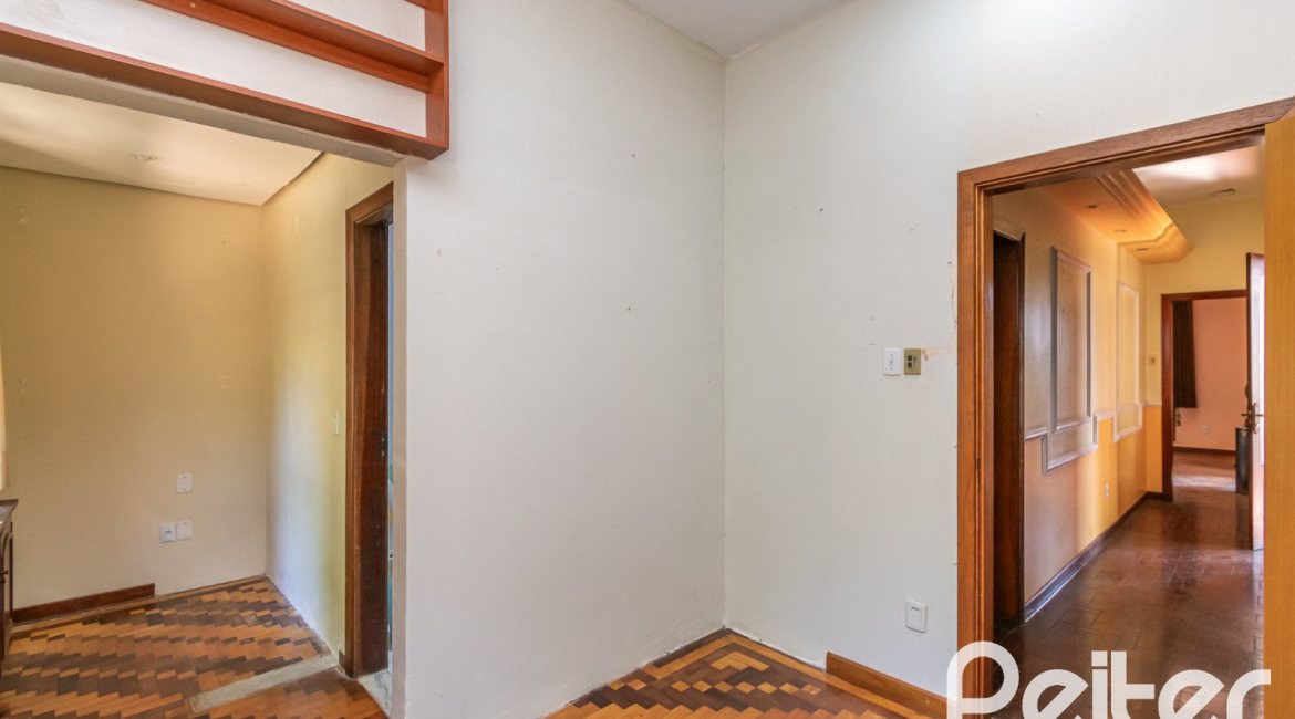 Casa à venda com 374m², 4 dormitórios, 2 suítes, 4 vagas, no bairro Vila Assunção em Porto Alegre