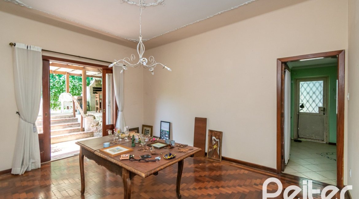 Casa à venda com 374m², 4 dormitórios, 2 suítes, 4 vagas, no bairro Vila Assunção em Porto Alegre