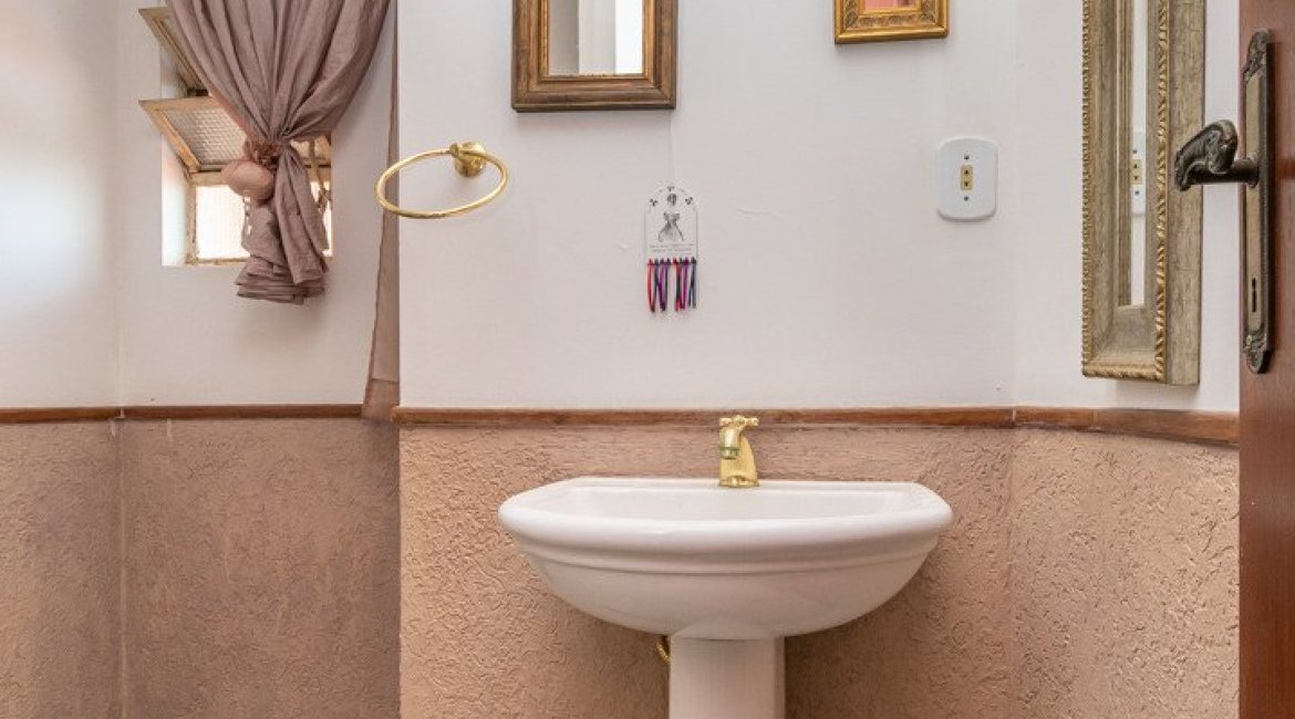 Casa à venda com 374m², 4 dormitórios, 2 suítes, 4 vagas, no bairro Vila Assunção em Porto Alegre