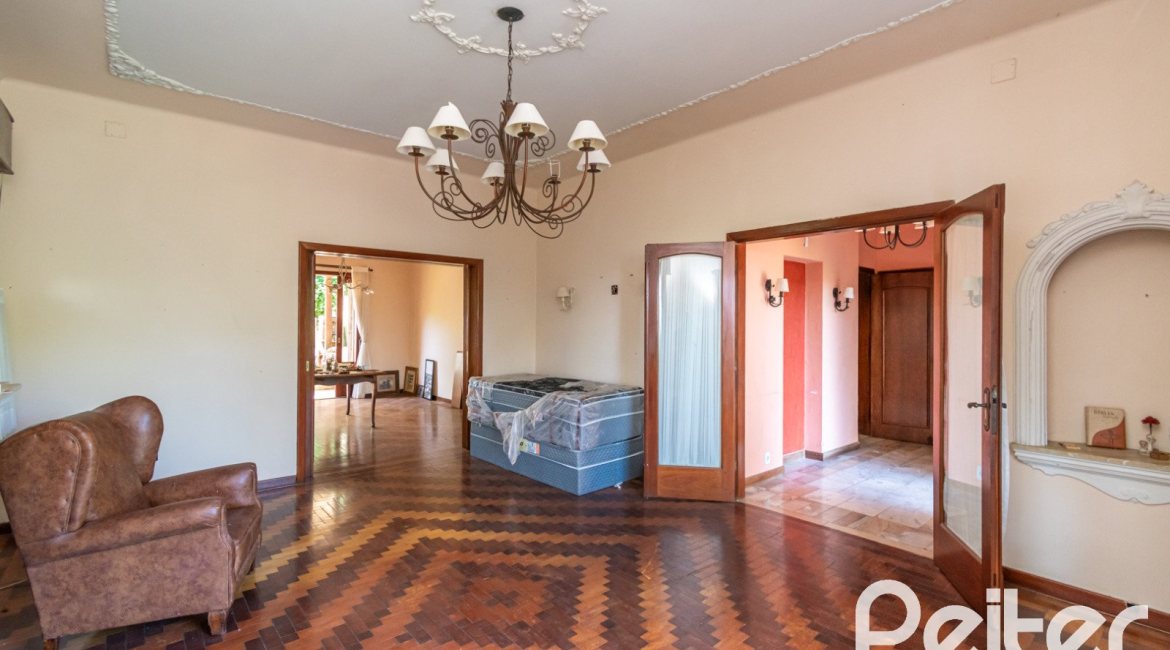 Casa à venda com 374m², 4 dormitórios, 2 suítes, 4 vagas, no bairro Vila Assunção em Porto Alegre