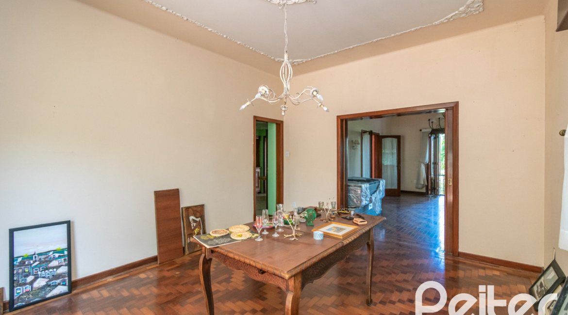 Casa à venda com 374m², 4 dormitórios, 2 suítes, 4 vagas, no bairro Vila Assunção em Porto Alegre