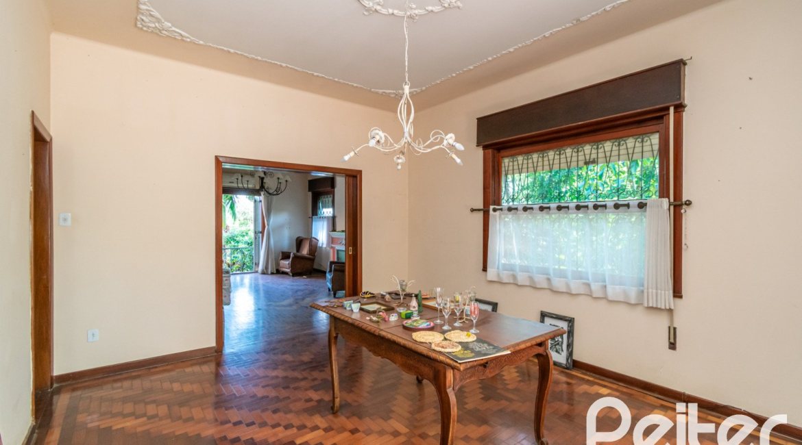 Casa à venda com 374m², 4 dormitórios, 2 suítes, 4 vagas, no bairro Vila Assunção em Porto Alegre