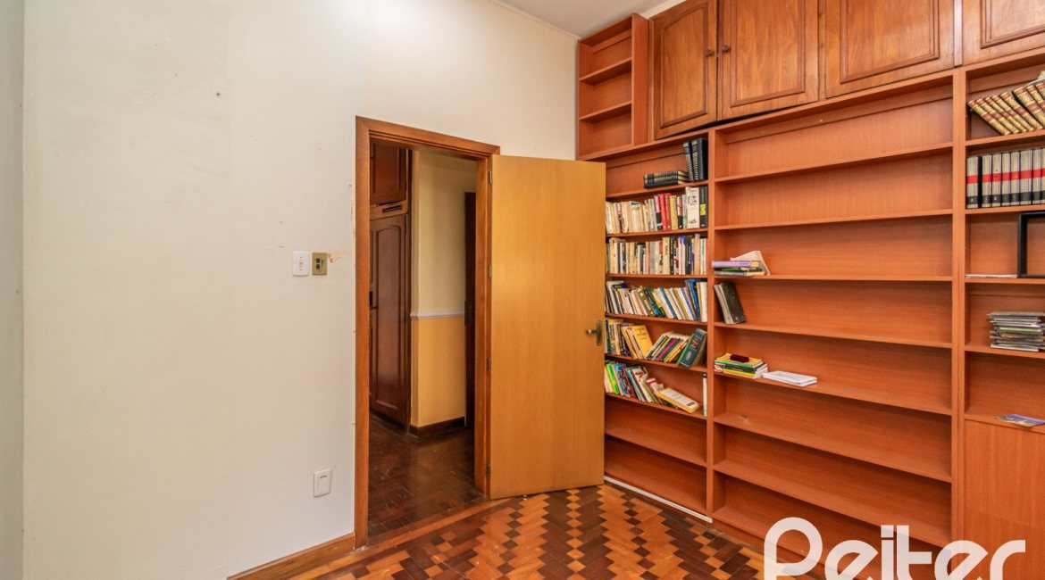 Casa à venda com 374m², 4 dormitórios, 2 suítes, 4 vagas, no bairro Vila Assunção em Porto Alegre