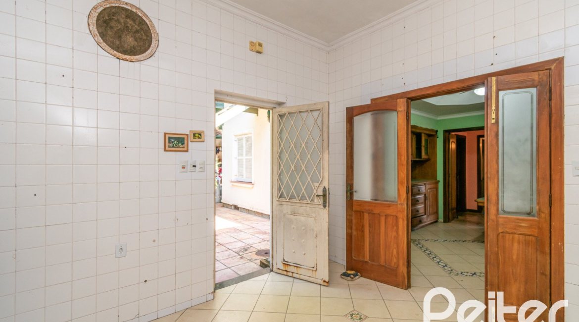 Casa à venda com 374m², 4 dormitórios, 2 suítes, 4 vagas, no bairro Vila Assunção em Porto Alegre