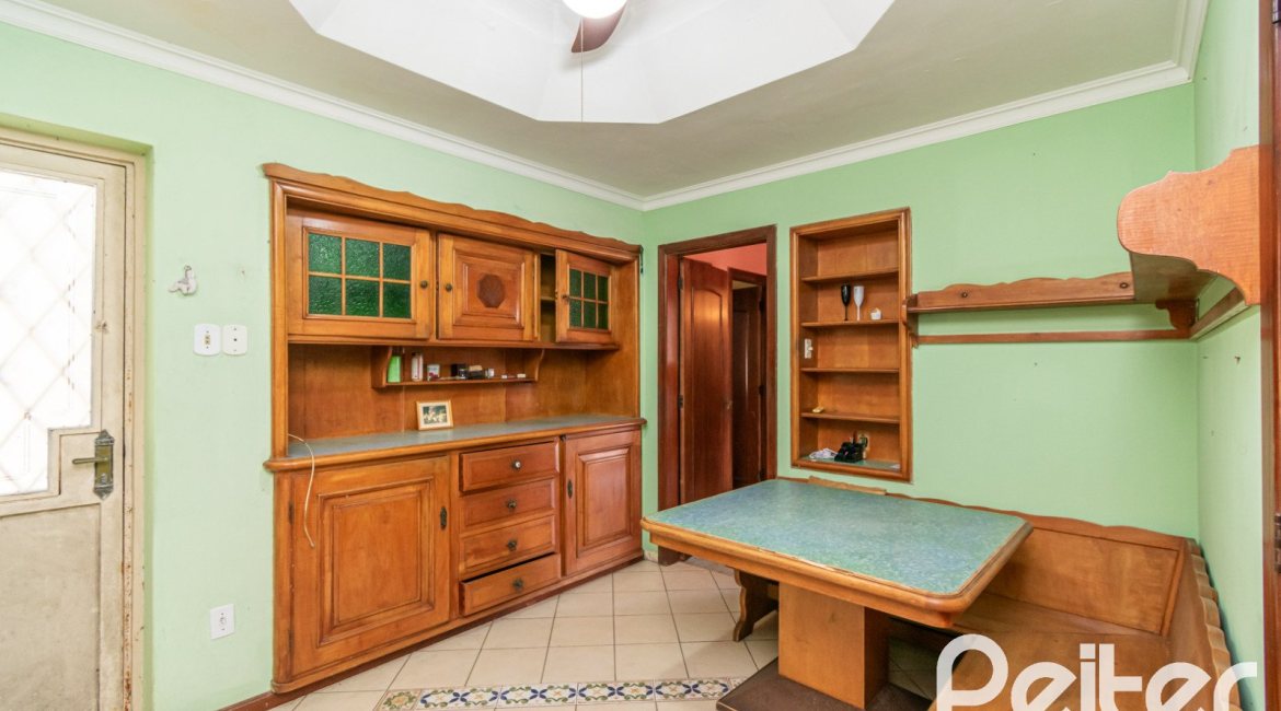 Casa à venda com 374m², 4 dormitórios, 2 suítes, 4 vagas, no bairro Vila Assunção em Porto Alegre