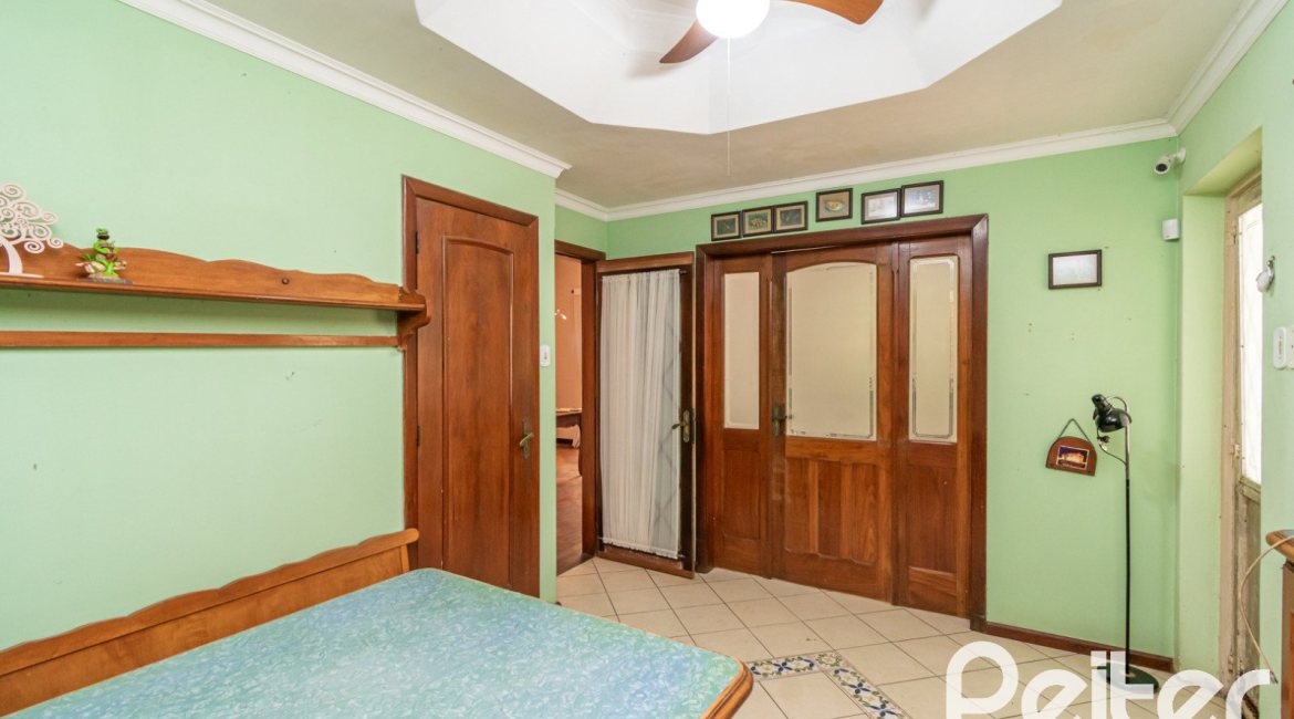 Casa à venda com 374m², 4 dormitórios, 2 suítes, 4 vagas, no bairro Vila Assunção em Porto Alegre