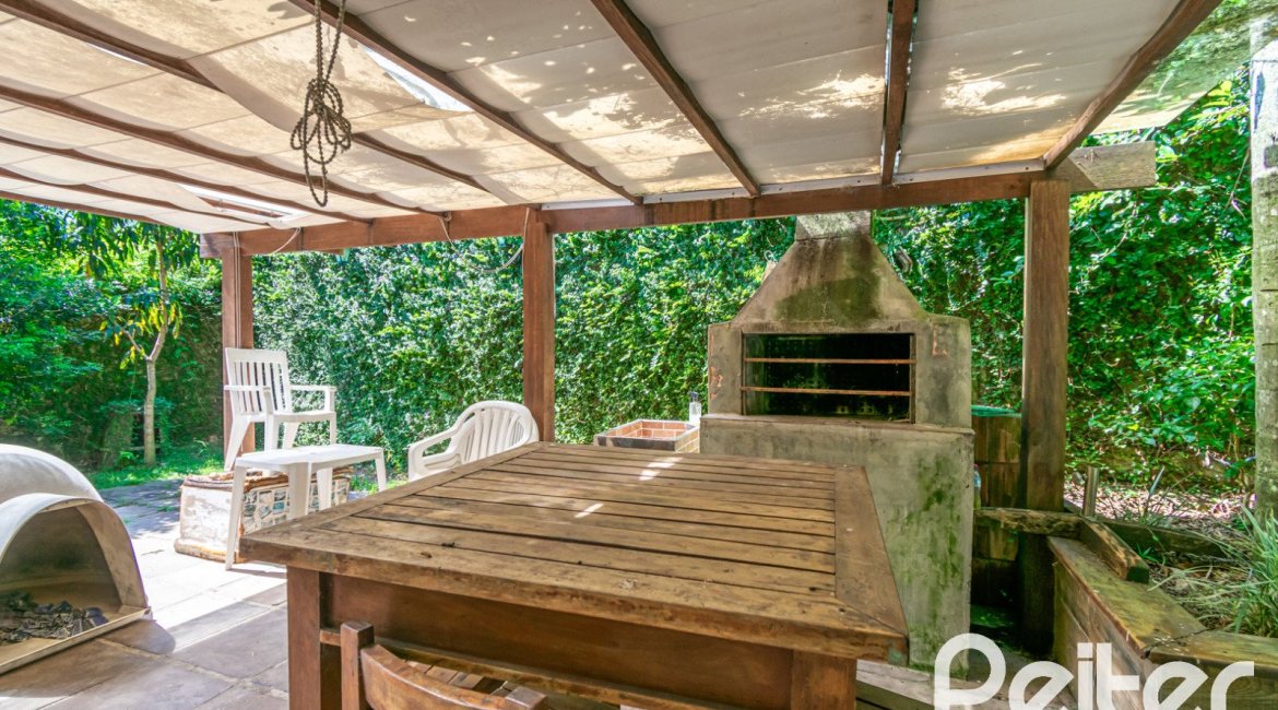 Casa à venda com 374m², 4 dormitórios, 2 suítes, 4 vagas, no bairro Vila Assunção em Porto Alegre