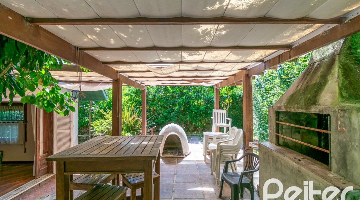 Casa à venda com 374m², 4 dormitórios, 2 suítes, 4 vagas, no bairro Vila Assunção em Porto Alegre