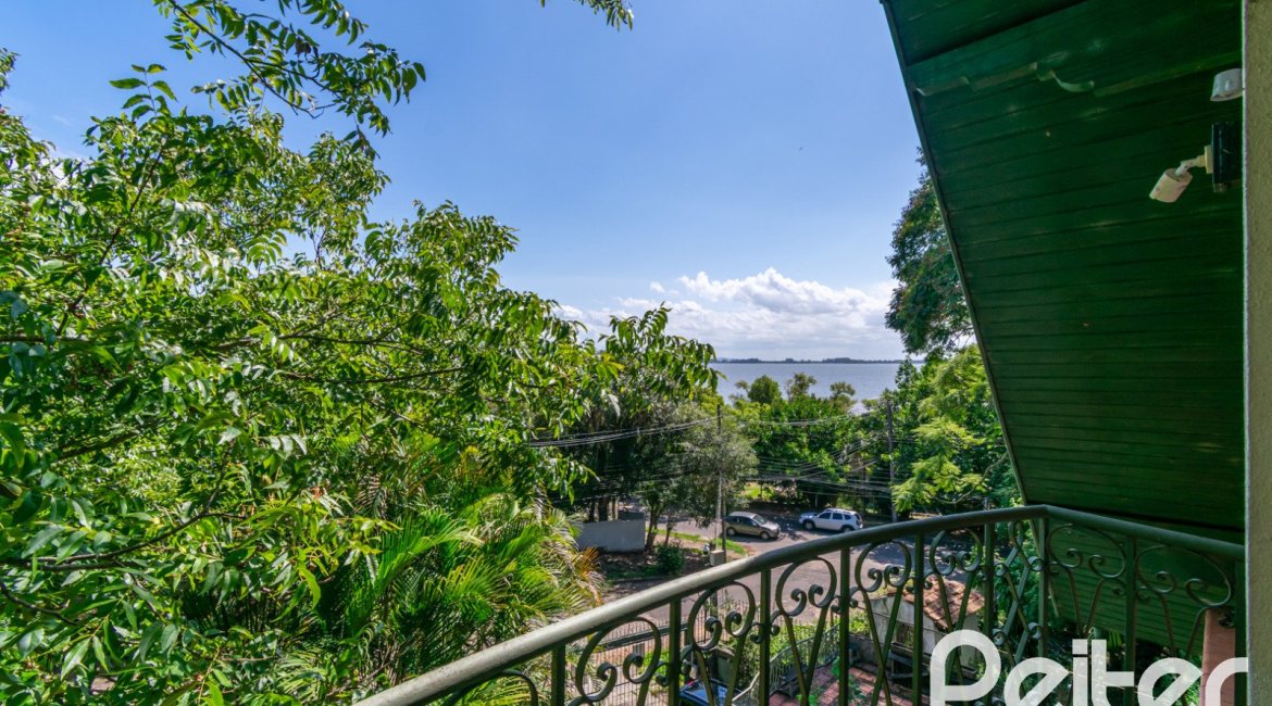 Casa à venda com 374m², 4 dormitórios, 2 suítes, 4 vagas, no bairro Vila Assunção em Porto Alegre